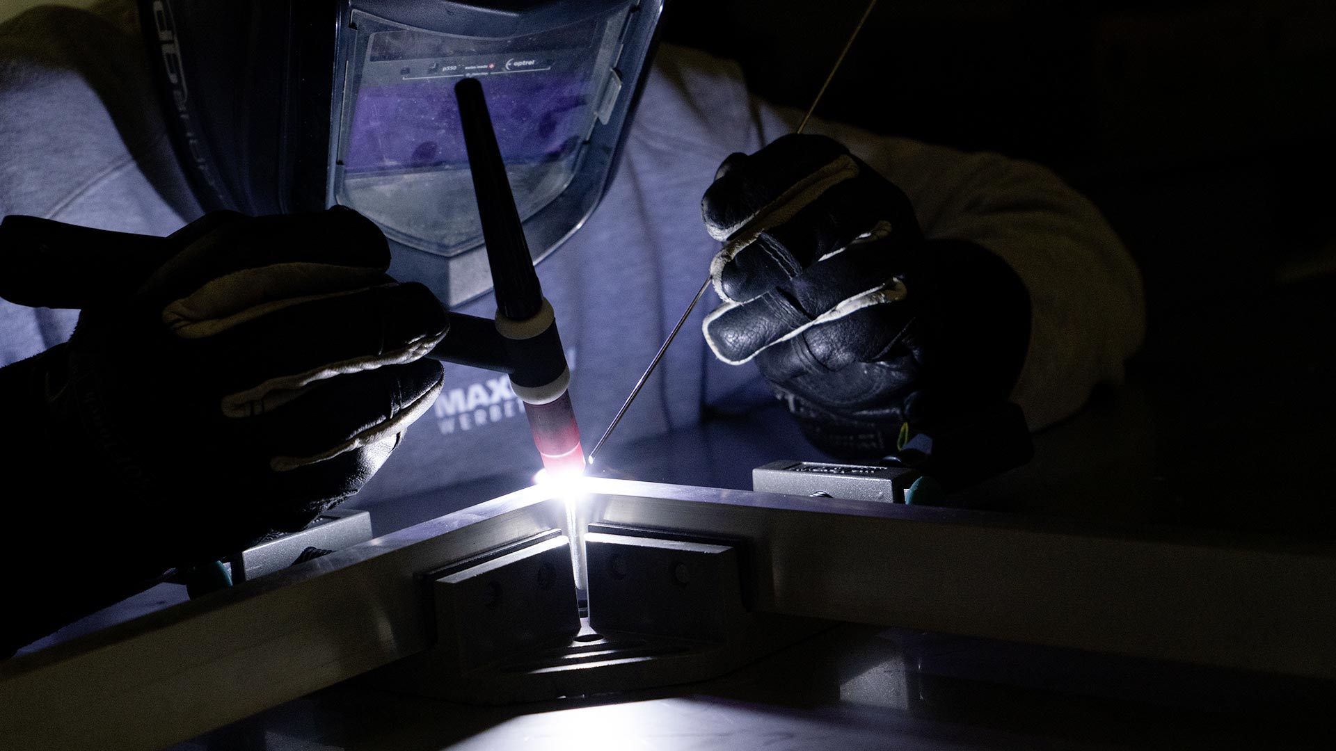 Schweißen von einem Leuchtkasten